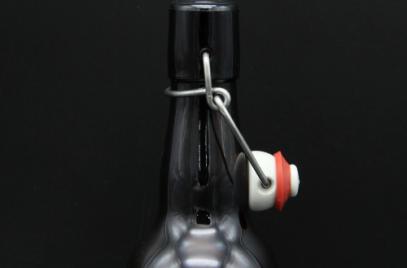 Как открыть бутылку с бугельной пробкой?