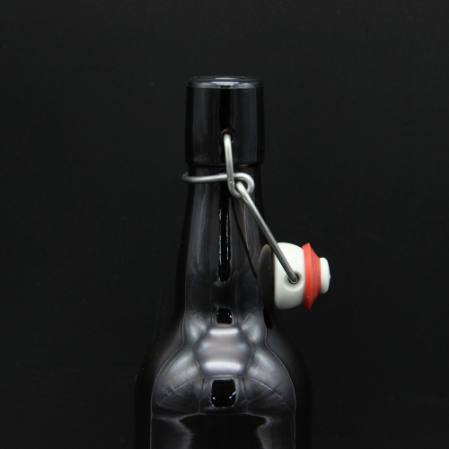Как открыть бутылку с бугельной пробкой?